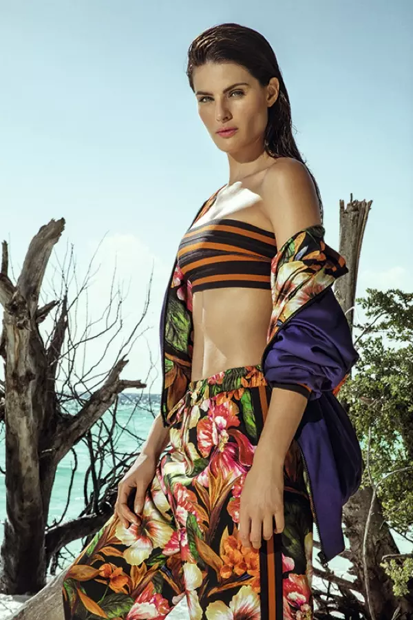 Isabeli Fontana သည် Agua de Coco ကမ်းခြေဝတ်စုံကို ၀တ်ဆင်ထားသည်။