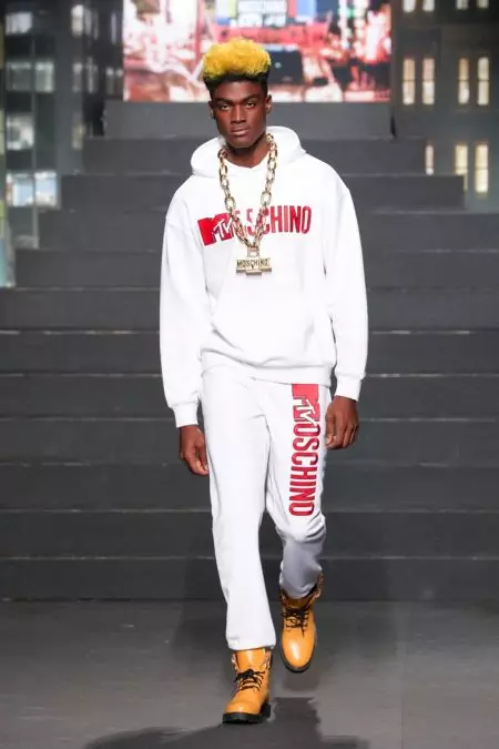 U-Naomi Campbell, u-Gigi Hadid Hamba i-Moschino x H&M Collection Runway!