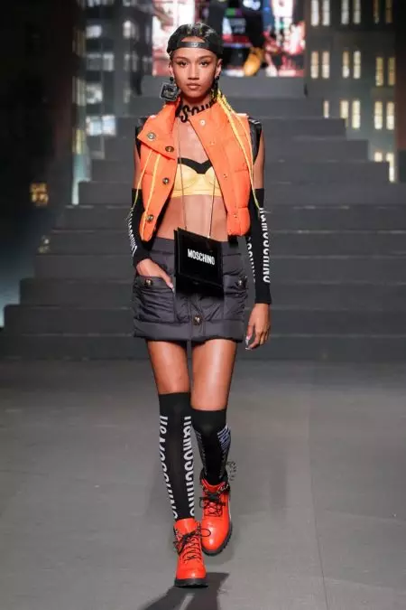 Naomi Campbell i Gigi Hadid passegen per la passarel·la de la col·lecció Moschino x H&M!