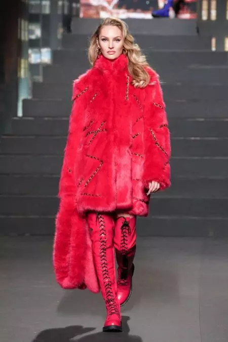 Naomi Kempbell, Gigi Hadid Moschino x H&M kolleksiyasının uçuş zolağında gəzirlər!