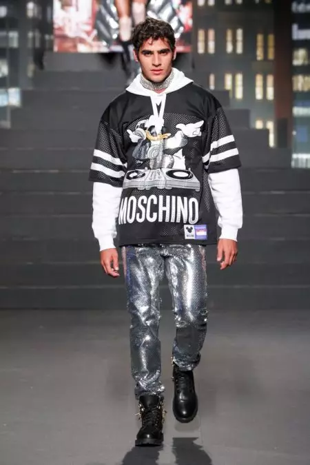 نعومي كامبل وجيجي حديد يمشيان في عرض أزياء Moschino x H&M Collection!