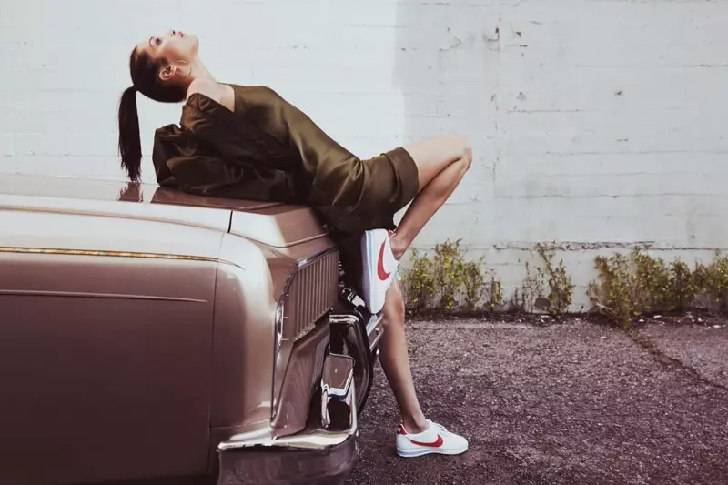 Bella Hadid Nike Cortez reklam kampaniyasında rol alır