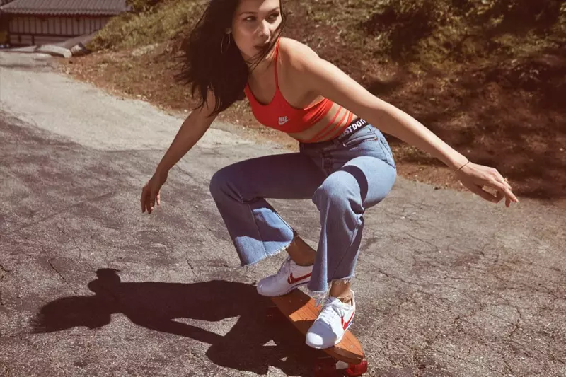 Canalizando a década de 1970, Bella Hadid usa as zapatillas Nike Cortez mentres andaba en monopatín