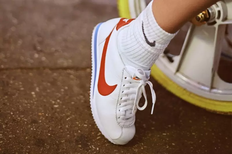 Nike Cortez krossovkasiga qarash