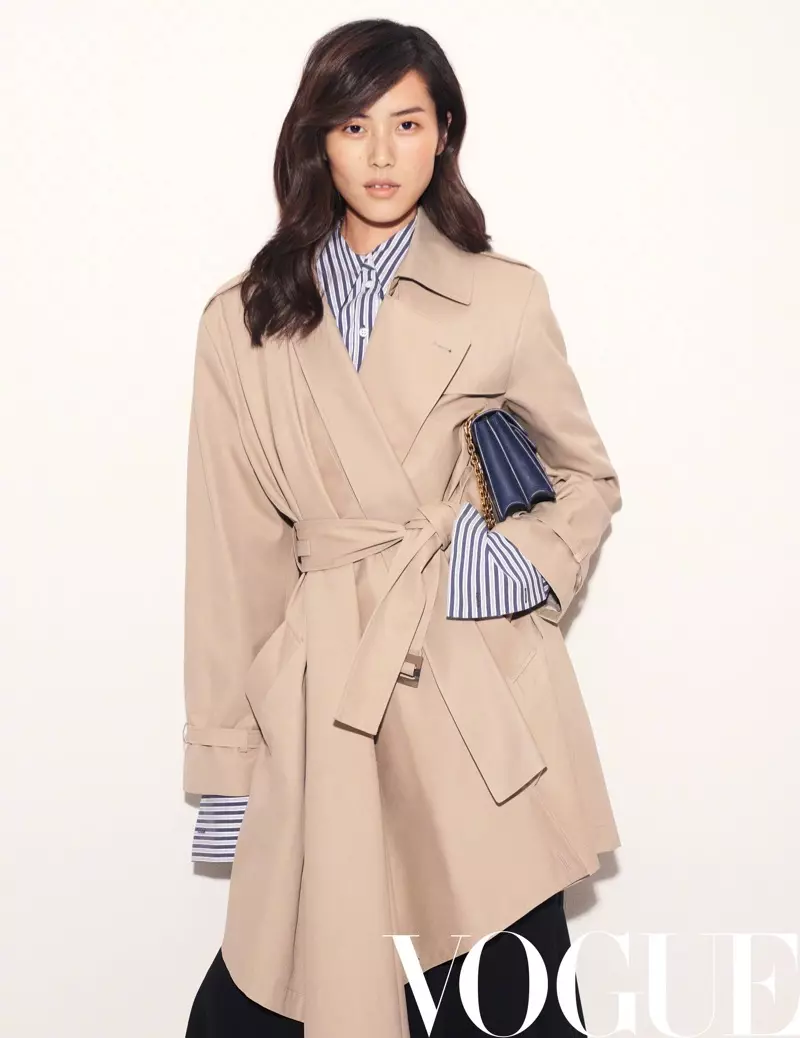 Liu Wen hylur sig í brúnum trenchcoat og röndóttum skyrtu