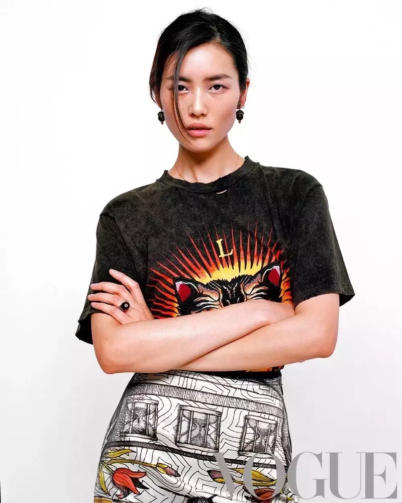 Aby to bylo neformální, Liu Wen modeluje tričko a sukni Gucci