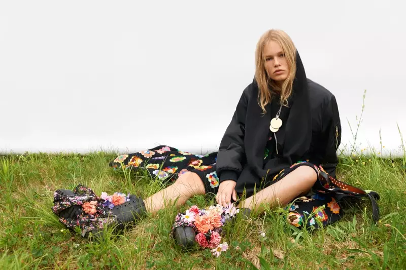 Anna Ewers spilet yn 'e hjerst-winter-útjefte fan Self Service