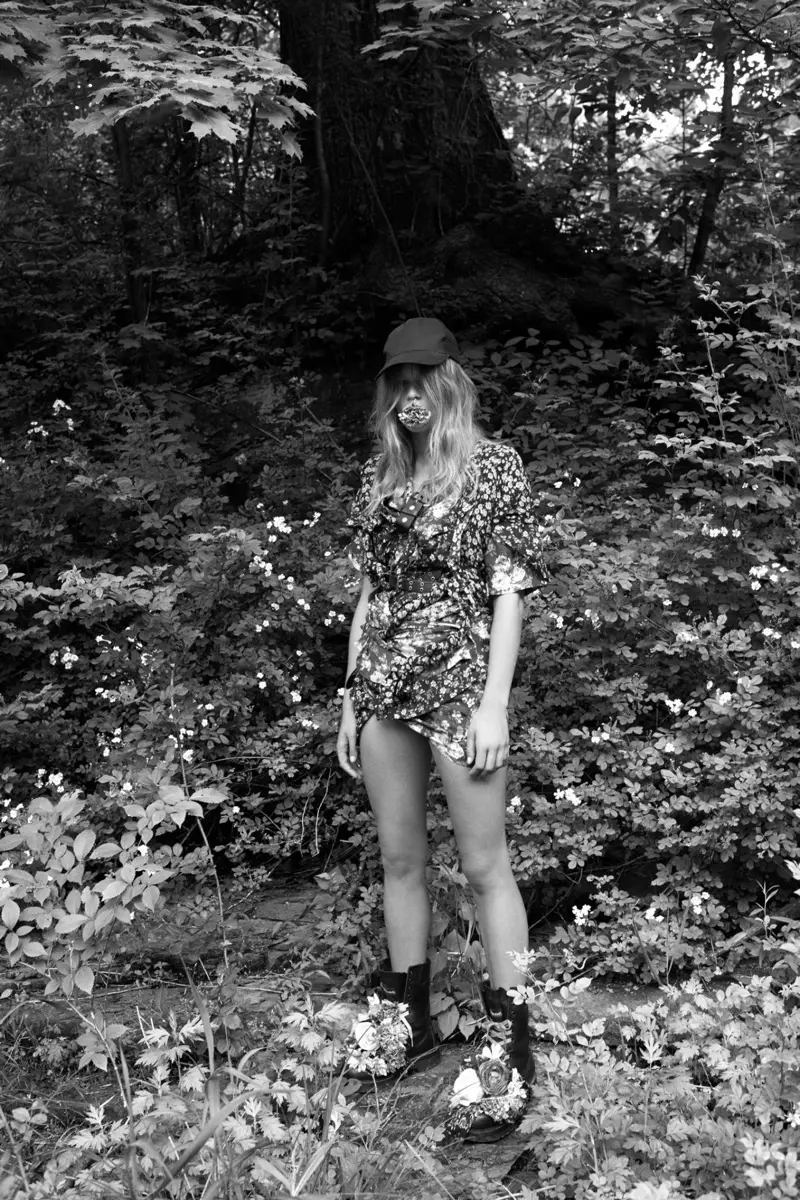 Anna Ewers situr fyrir í Woodstock í New York fyrir útitökuna