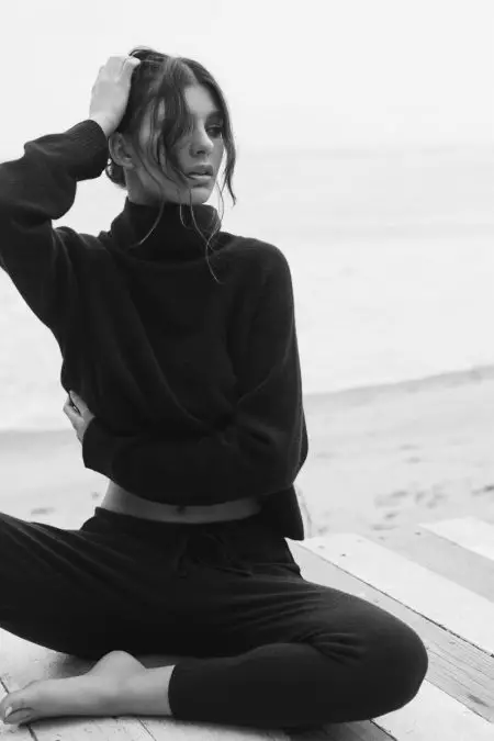 Camila Morrone sa zútulní vo svojej nahej kašmírovej spolupráci