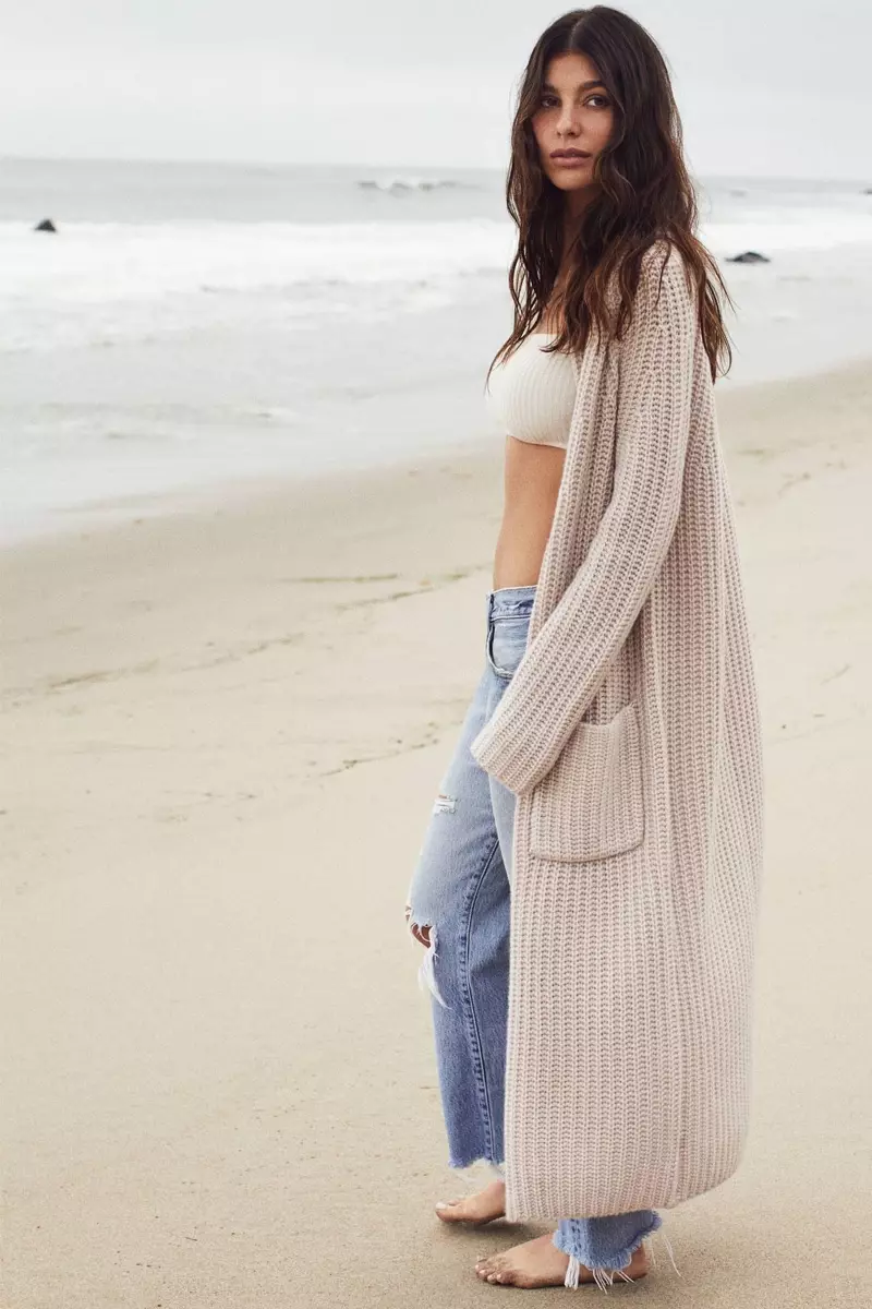 Posando na praia, Camila Morrone leva a colaboración de Naked Cashmere