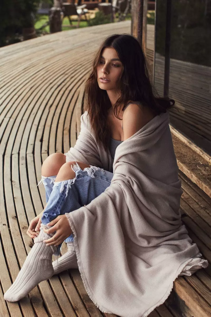 Modelis Camila Morrone dėvi „Naked Cashmere“ apvalkalą