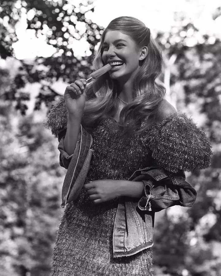 Camila Morrone modelliert Jeansjacke mit Kleid von Dolce & Gabbana mit Puffärmeln