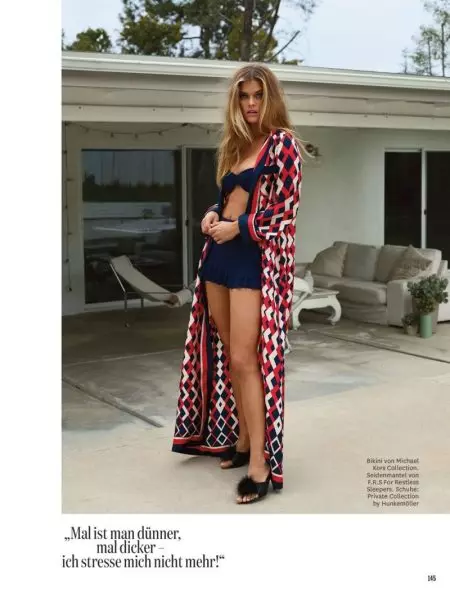 Nina Agdal Poses hauv Poolside Fashions rau Glamour Lub Tebchaws Yelemees