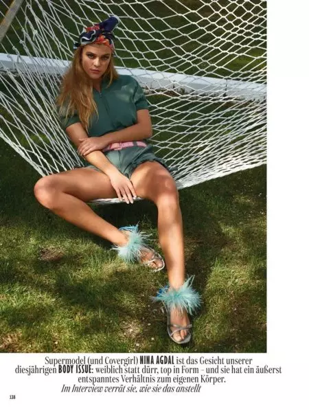 Nina Agdal pose au bord de la piscine pour Glamour Germany