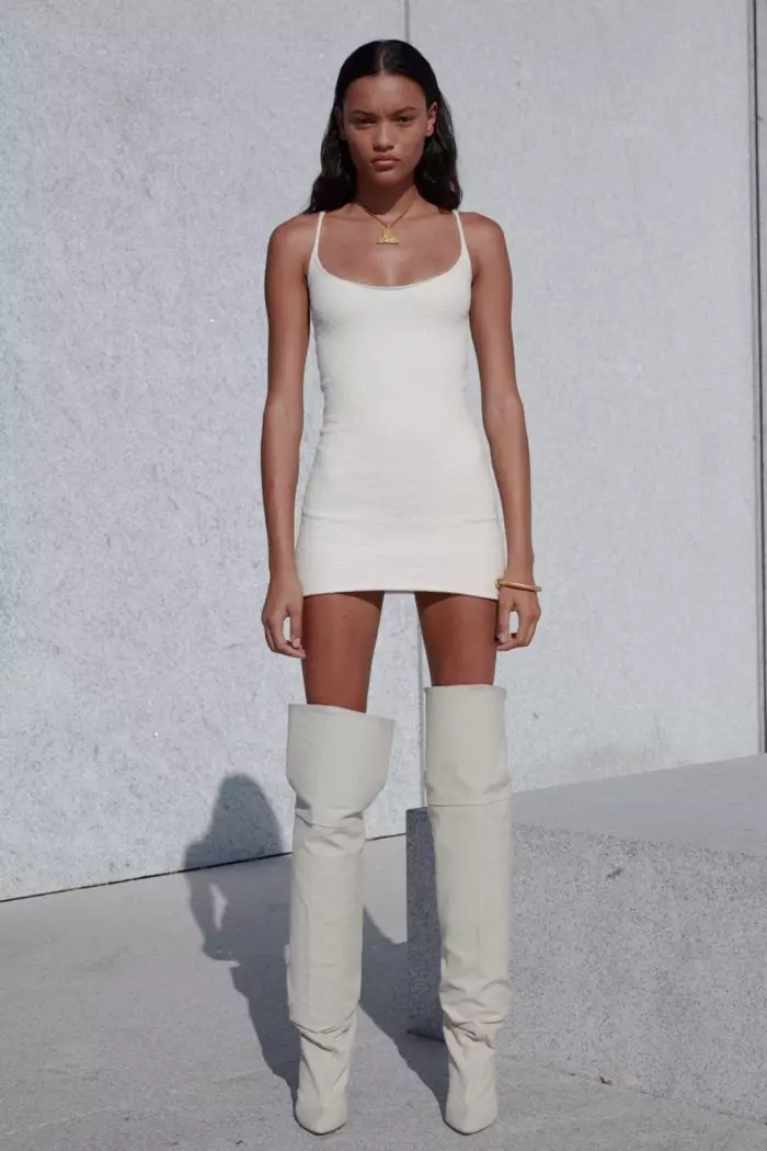 Yeezy Season 4: cream minidress nga adunay taas nga paa nga botas