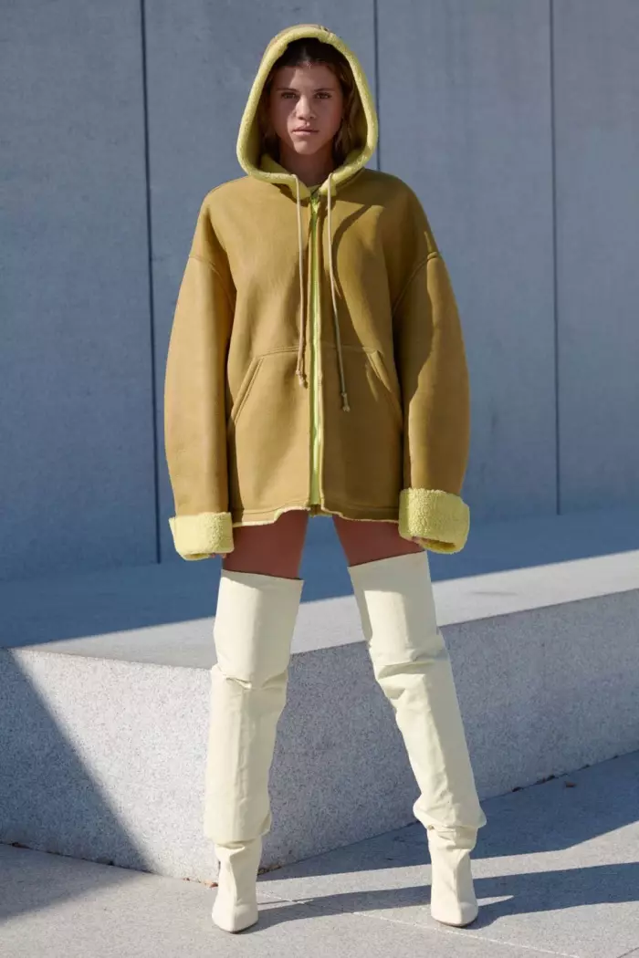 Yeezy Season 4: Sofia Richie ኮፈኑን ጃኬት ለብሳ ከጭኑ ከፍ ያለ ቦት ጫማዎች ለብሳለች።