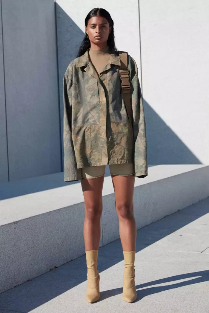 Yeezy Seizoen 4: Jas met camouflageprint over een short met kuithoge laarzen