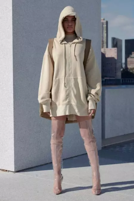 Ang Yeezy Season 4 Tanan Mahitungod sa Mga Neutral ug Bodycon Silhouette