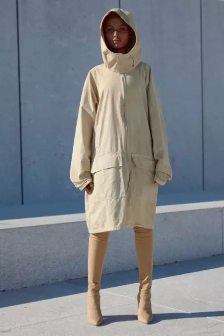 Ang Yeezy Season 4 Tanan Mahitungod sa Mga Neutral ug Bodycon Silhouette