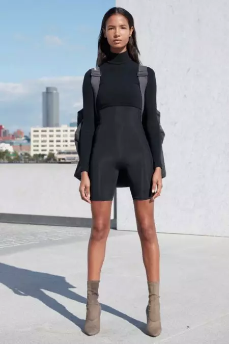 Ang Yeezy Season 4 Tanan Mahitungod sa Mga Neutral ug Bodycon Silhouette