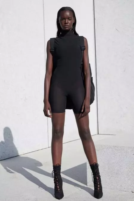 Ang Yeezy Season 4 Tanan Mahitungod sa Mga Neutral ug Bodycon Silhouette