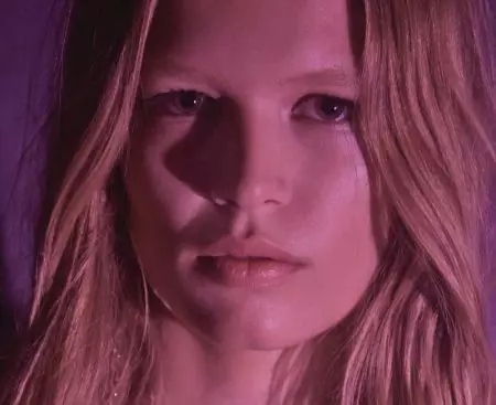 Anna Ewers poserer i mørke utseende for Grazia Tyskland