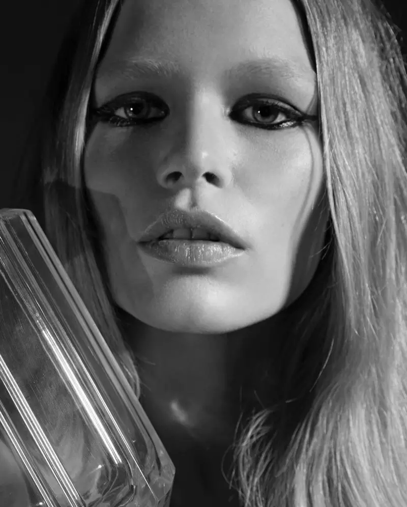 Anna Ewers ap vin pi gran l 'yo mete yon kwafur tranble