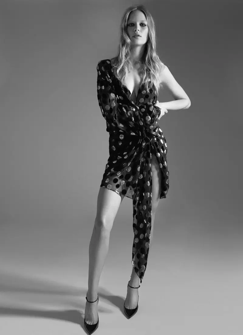 Facendo alarde dunha perna, Anna Ewers modela un vestido de gasa dun ombreiro e zapatos de tacón de Saint Laurent