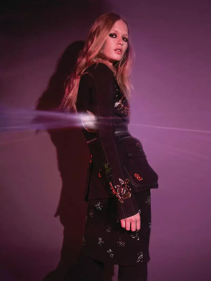 Model Anna Ewers bi çakêt û pantorên xemilandî yên ji Givenchy poz dike