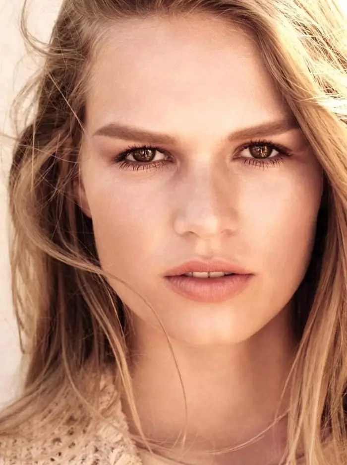 Sa pagkuha ng kanyang closeup, si Anna Ewers ay nagmodelo ng mga pampaganda ng Chanel Les Beiges