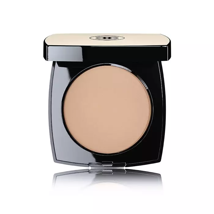 Chanel Les Beiges Healthy Glow Lasan Awọ Foundation