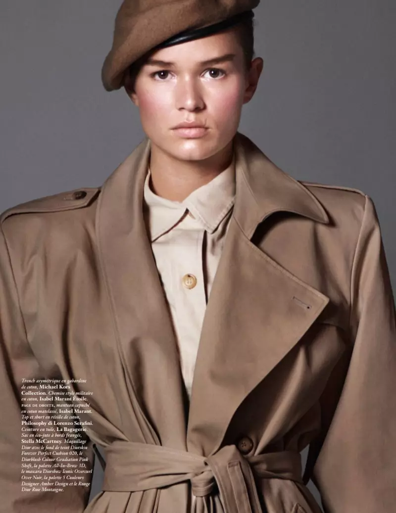 Model Anna Ewers mengenakan trench coat Michael Kors Collection dengan atasan Isabel Marant Etoile