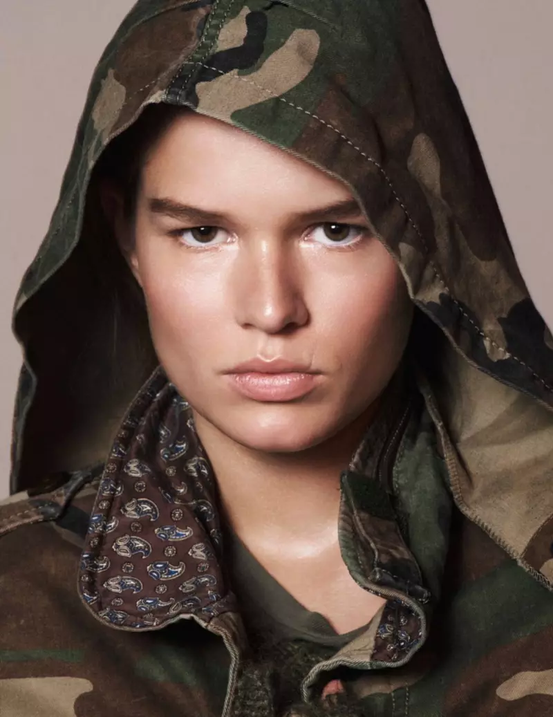 Obtendo seu close-up, Anna Ewers usa jaqueta oversized Marc Jacobs