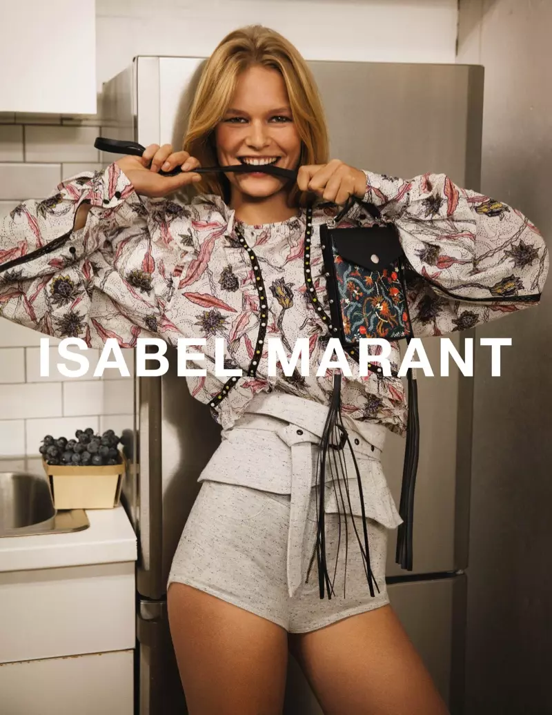 Model Anna Ewers bercetak blaus dan seluar pendek untuk kempen musim bunga 2017 Isabel Marant