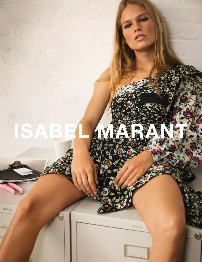 Isabel Marant นำเสนอชุดเดรสหลายลายในแคมเปญฤดูใบไม้ผลิ 2017