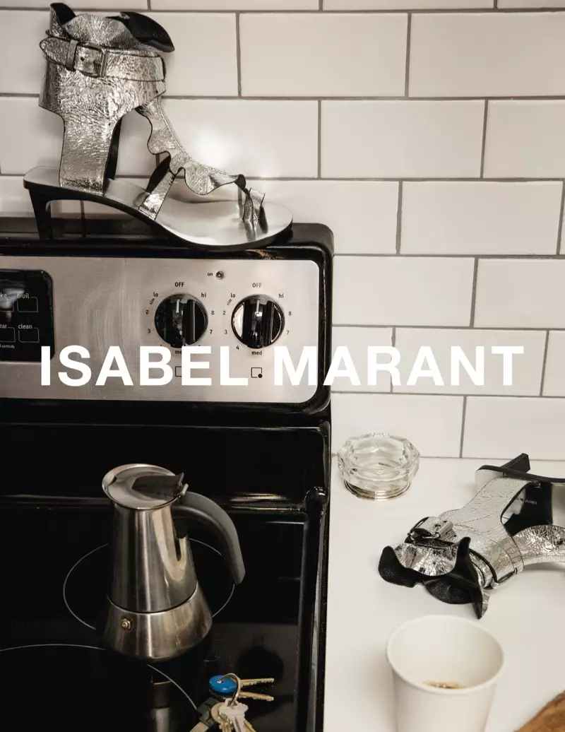 Isabel Marant 2017 оны хаврын сурталчилгааны кампанит ажилд металл шаахайнуудыг онцолж байна