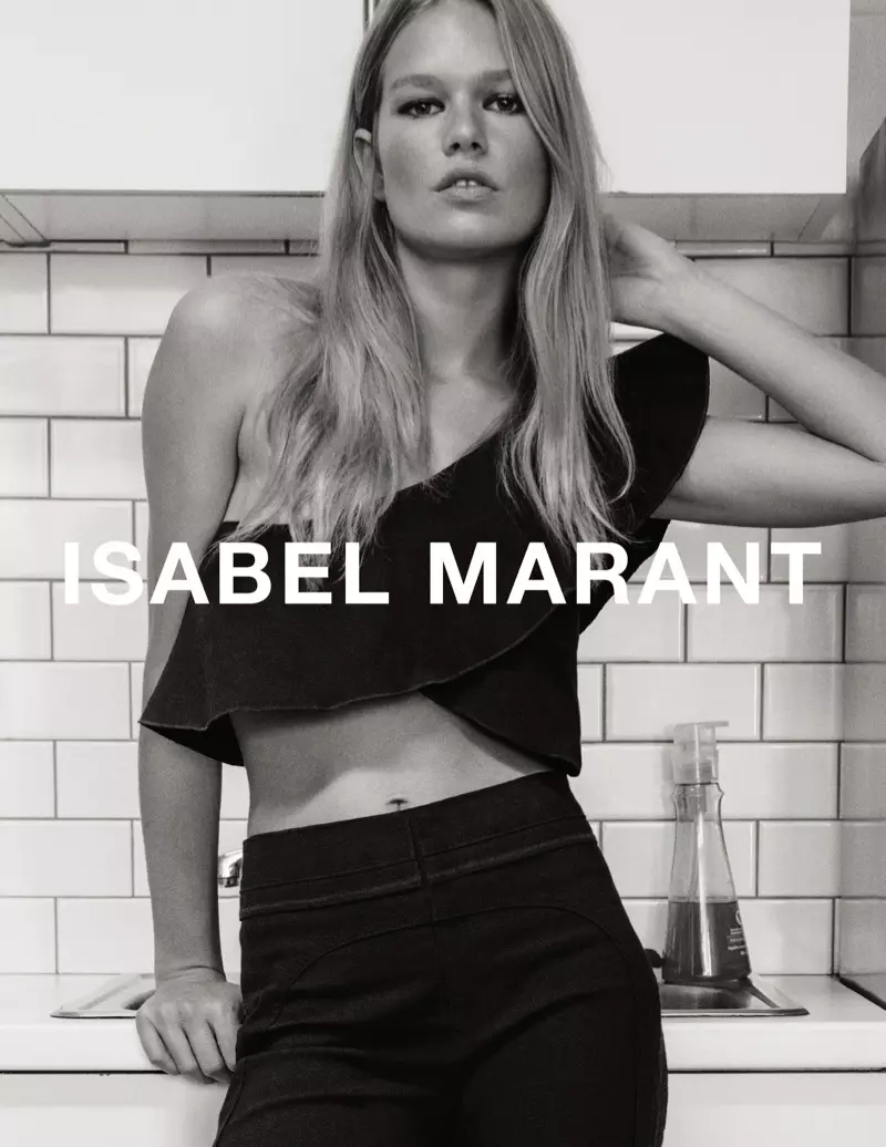 Anna Ewers nosi crni dvodijelni komad u kampanji Isabel Marant za proljeće-ljeto 2017.