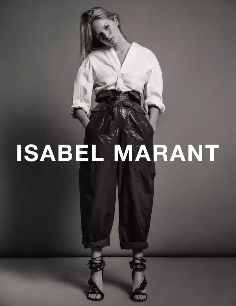 Isabel Marant-da 2017-nji ýylyň ýazynda mahabat kampaniýasynda bluzka we belli balak bar