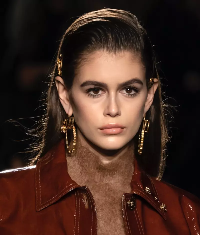 Modelo Kaia Gerber portas elegantan kaŝtanbrunan harkoloron.