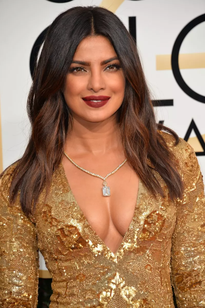 Priyanka Chopra သည် သစ်အယ်သီးအညိုရောင်ဆံပင်ကို ombre / bayalage effect ဖြင့် မည်သို့ဝတ်ဆင်ရမည်ကို ပြသသည်။