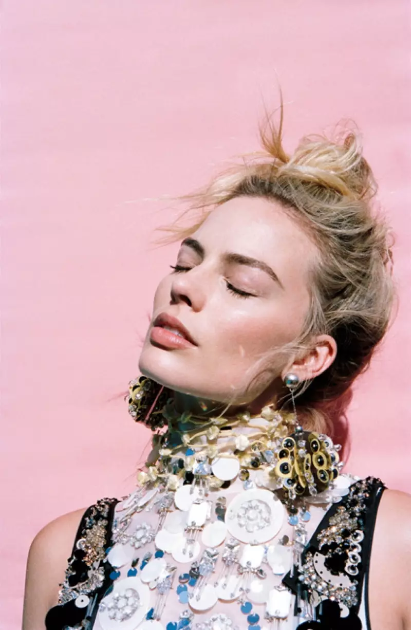 Soaking de sinne, Margot Robbie draacht Prada jurk, sluier en earrings