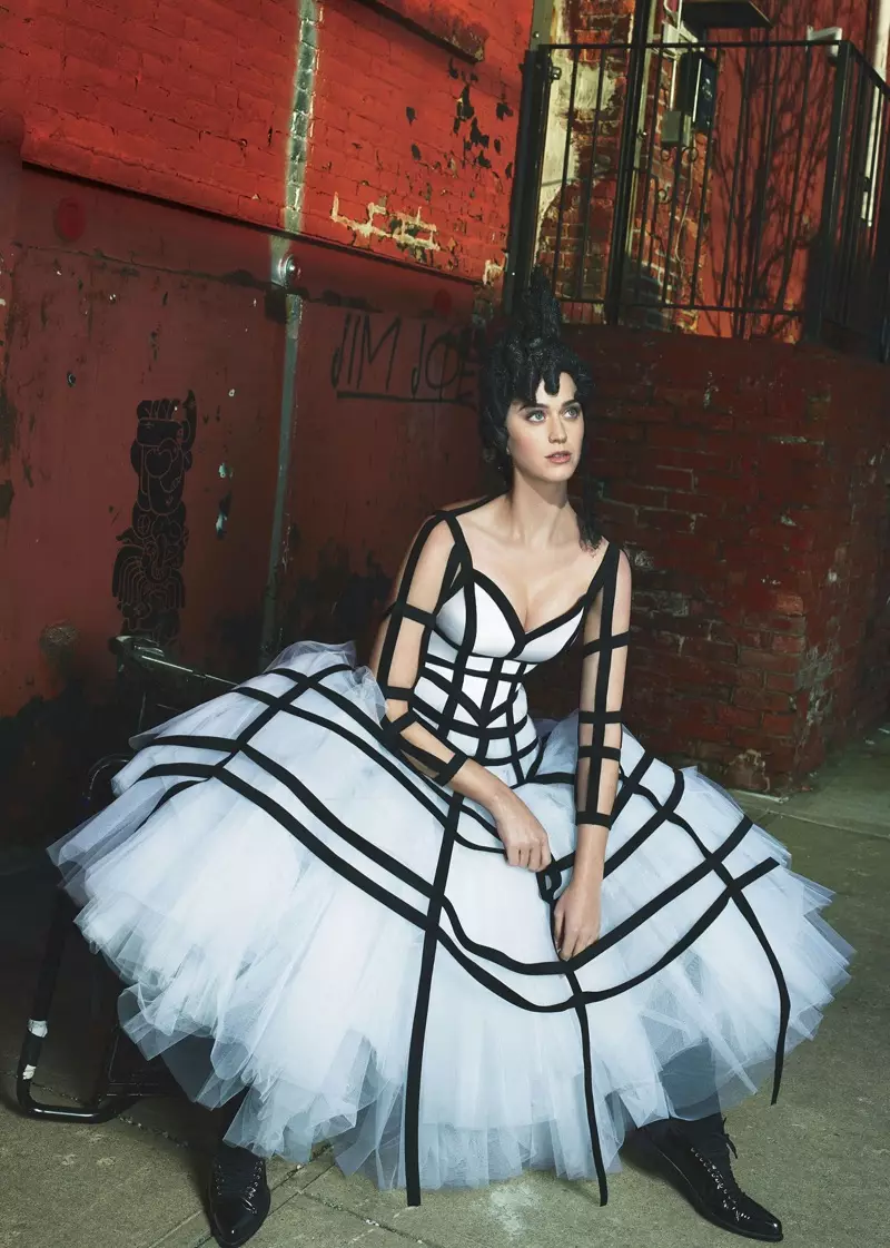 80 දශකයේ ආකර්ෂණීය පෙනුමකින්, Katy Perry Comme des Garçons Fall 2008 ගවුමේ tulle සමග පෙනී සිටියි