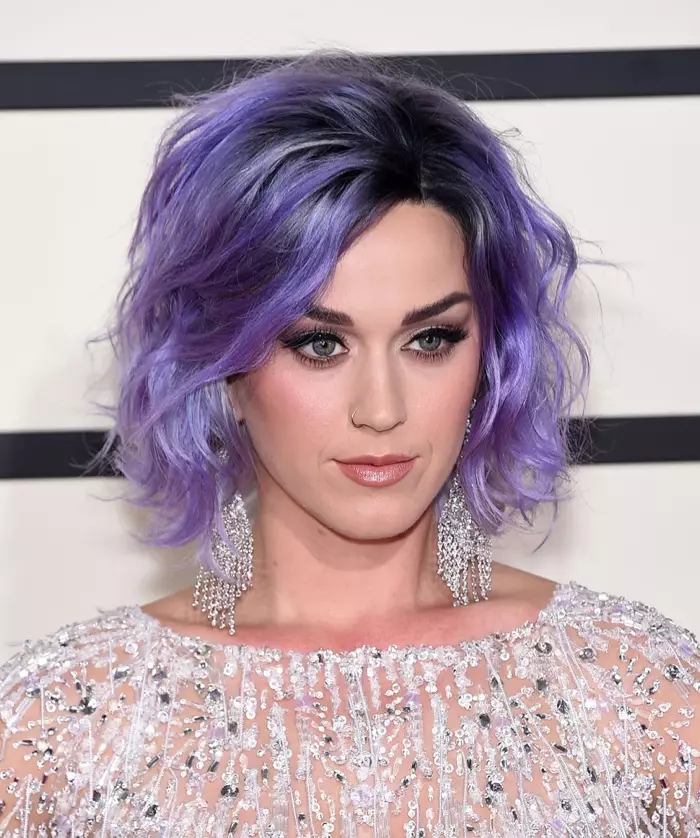 Katy Perry sfoggia una pettinatura viola corta e ondulata ai Grammy Awards 2015. Foto: DFree / Shutterstock.com