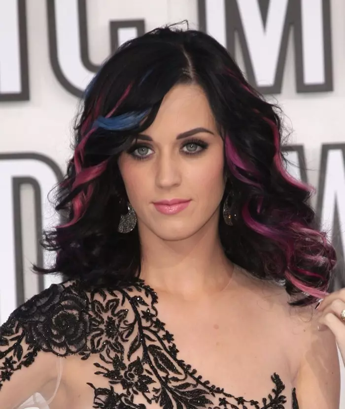 Katy Perry stapte uit om de MTV Music Awards 2010 bij te wonen met blauwe en roze highlights in haar zwarte haar. Foto: Everett-collectie / Shutterstock.com