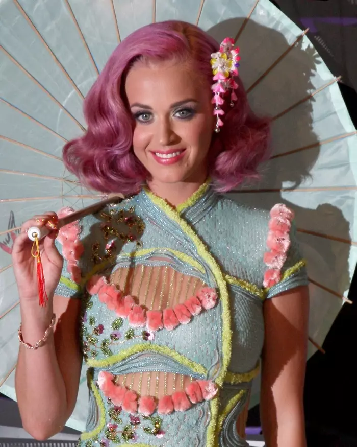 Katy Perry kanavoi 1940-luvun lyhyellä ja aaltoilevalla vaaleanpunaisella hiustyylillä vuoden 2011 MTV Music Video Awards -gaalassa. Kuva: Helga Esteb / Shutterstock.com