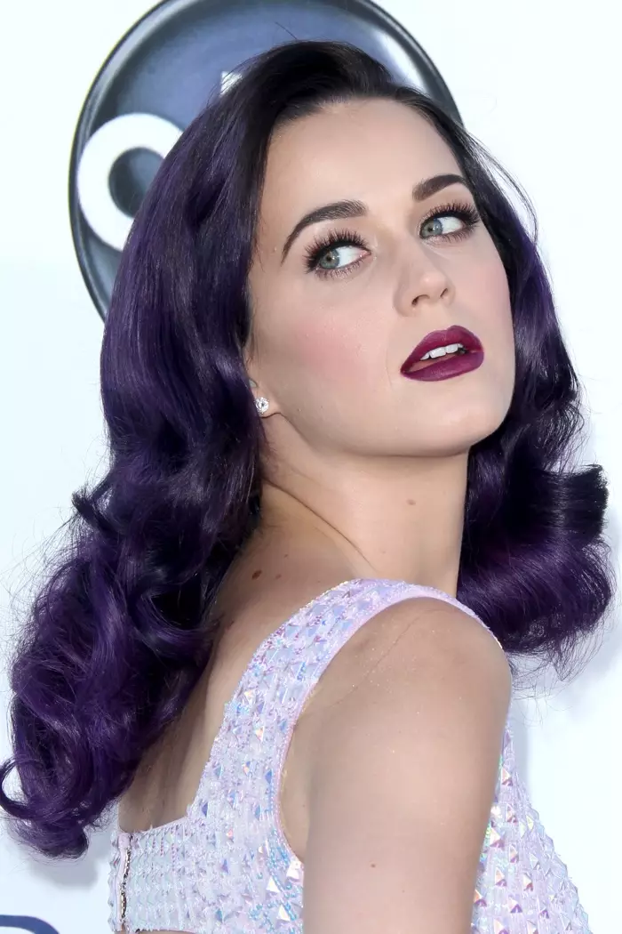 Katy Perry ថតម៉ូដសក់ពណ៌ស្វាយពណ៌ស្វាយនៅកម្មវិធី Billboard Music Awards ឆ្នាំ 2012។ រូបថត៖ Helga Esteb / Shutterstock.com