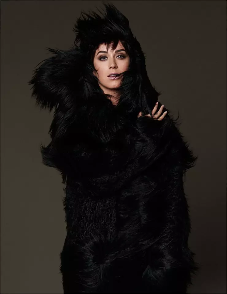 Katy Perry ta Nuna Kayayyakinta don Labarin Murfin Vogue Japan