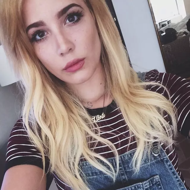 Halsey s dlouhými blond vlnami