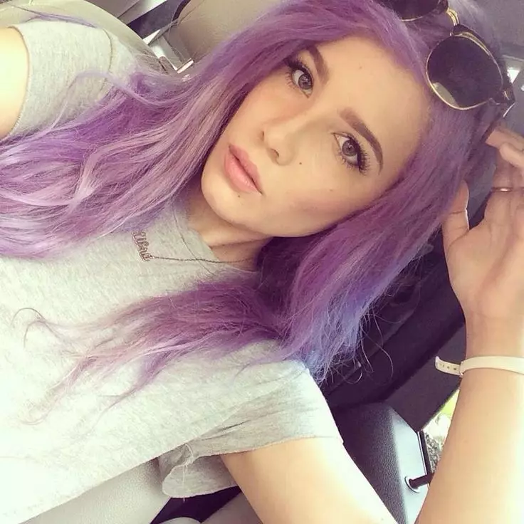 Halsey dengan rambut ungu