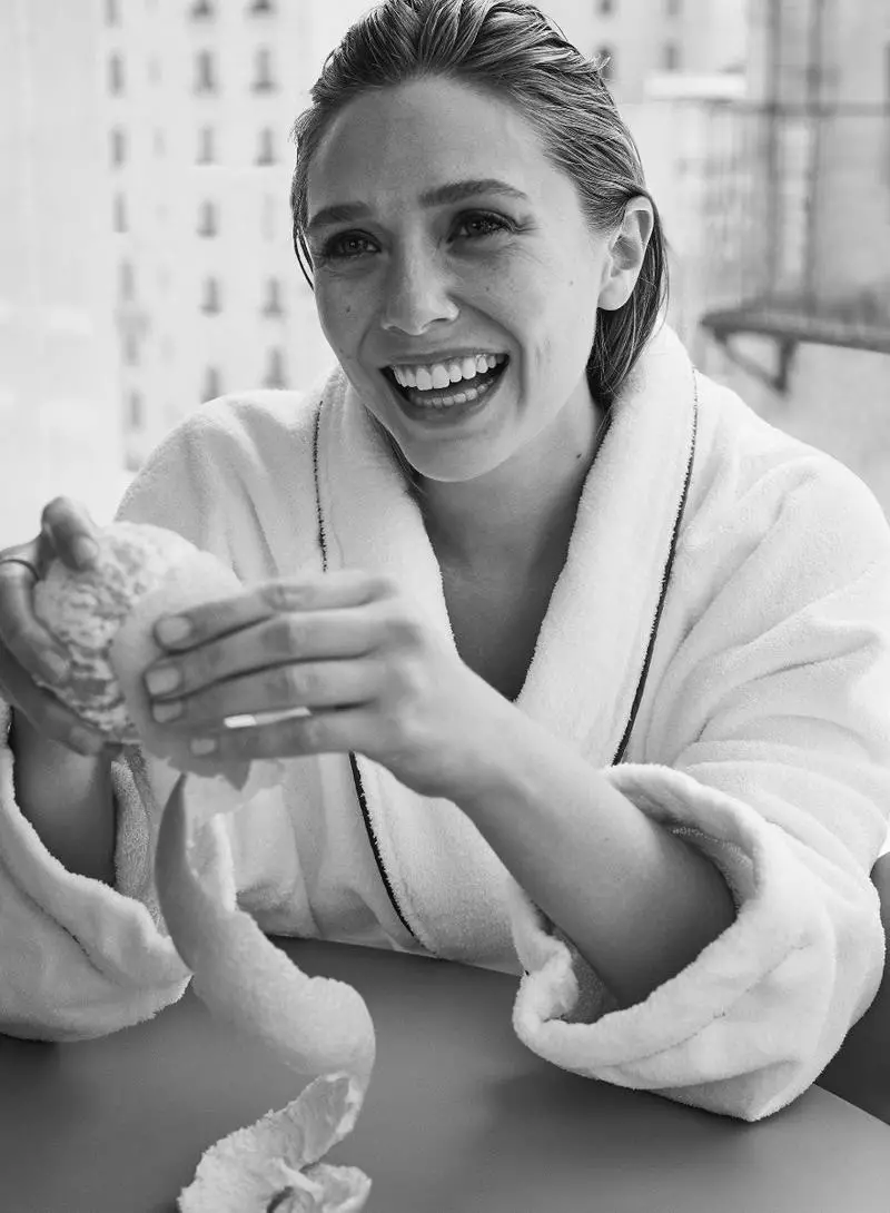 Atriz Elizabeth Olsen é toda sorrisos em um roupão